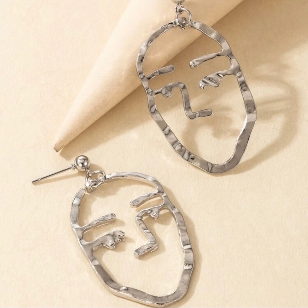 3/$30 🤍 Abstract Face Earrings - Picture 2 of 3